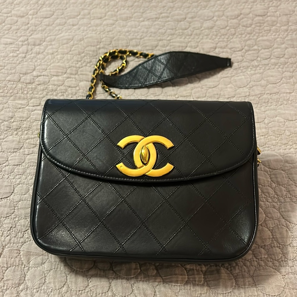 Authentic Vintage Chanel Black Quilted shoulder/Crossbody Bag